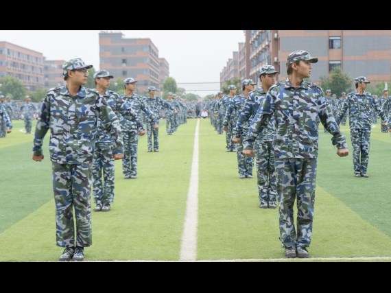 青春淬煉，步履鏗鏘！學院2025級新生軍訓匯報表演暨總結表彰大會高燃收官！